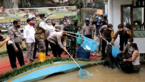 Pemkab Limapuluh Kota Panen Ikan Sekaligus Bagikan Sembako Kepada Masyarakat Terdampak Covid 19