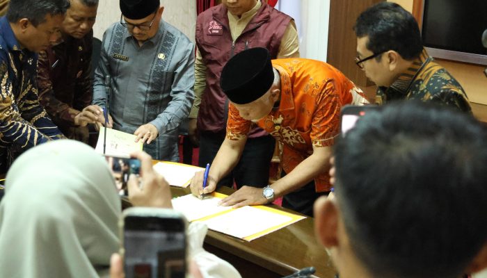 Bentuk TPA Regional, Mahyeldi Teken Kerjasama dengan Bupati dan Wali Kota