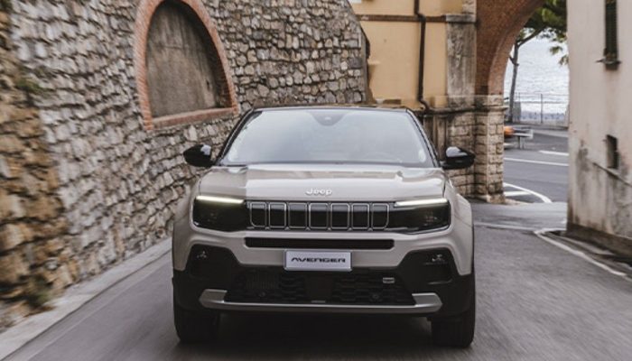 Jeep Avenger 4xe Hadirkan Pengalaman Mengemudi yang Dinamis AWD Hybrid