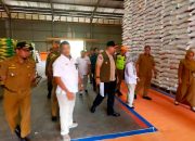 Andree Algamar Tinjau Stok Bahan Pokok di Gudang Bulog Padang