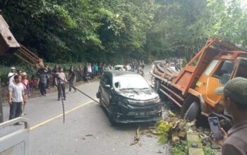 Kecelakaan Beruntun Padang Panjang, Truk Rem Blong Tabrak Minibus dan Motor