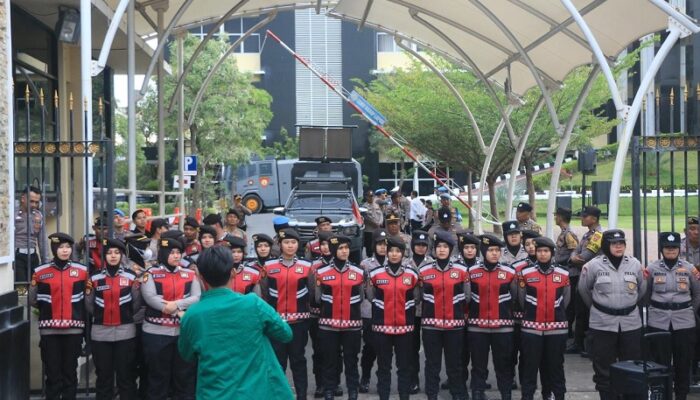 Polisi Klaim Humanis saat Bubarkan Demo di Mapolda Sumbar