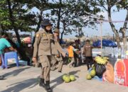 Langgar Aturan, Satpol PP Tertibkan PKL di Pantai Padang