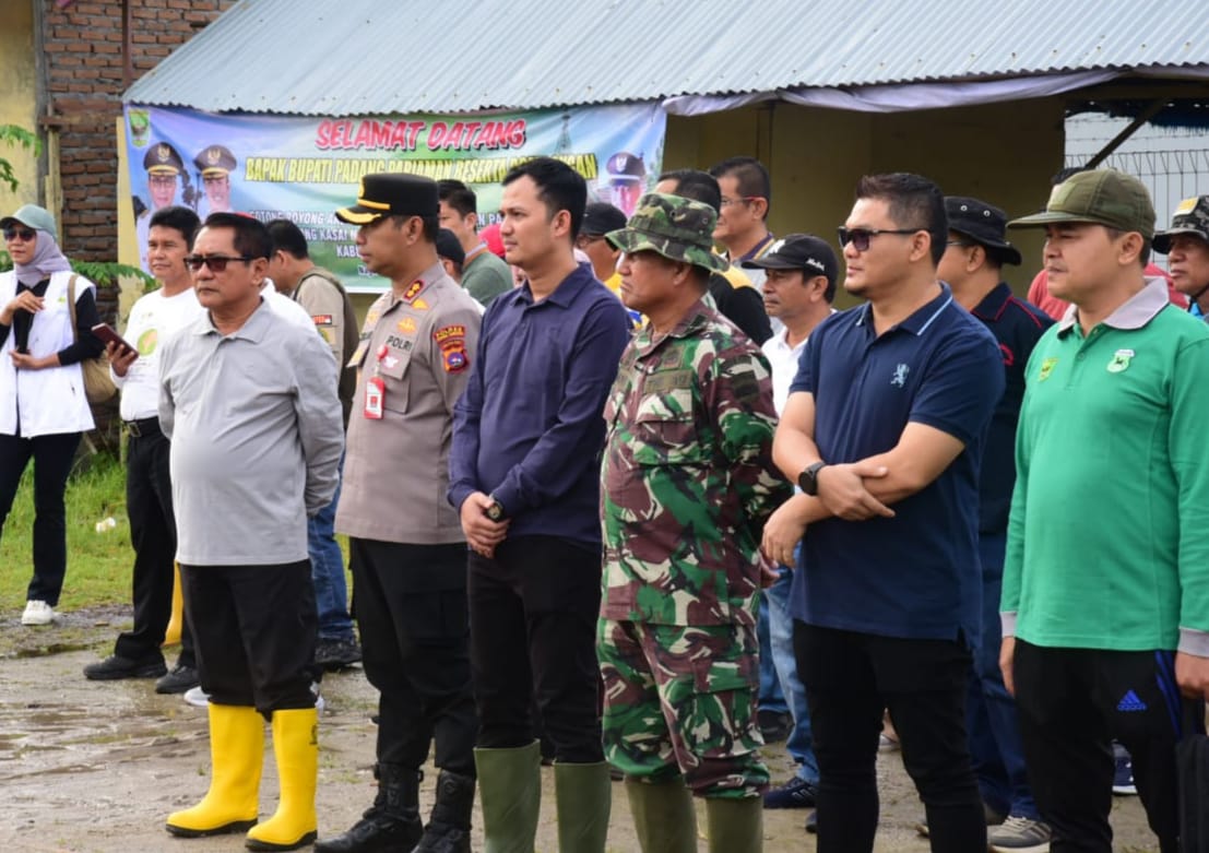 alat-berat-dikerahkan,-bupati,-wakil-bupati-dan-ratusan-masyarakat-padang-pariaman-gotong-royong-di-kasai-permai
