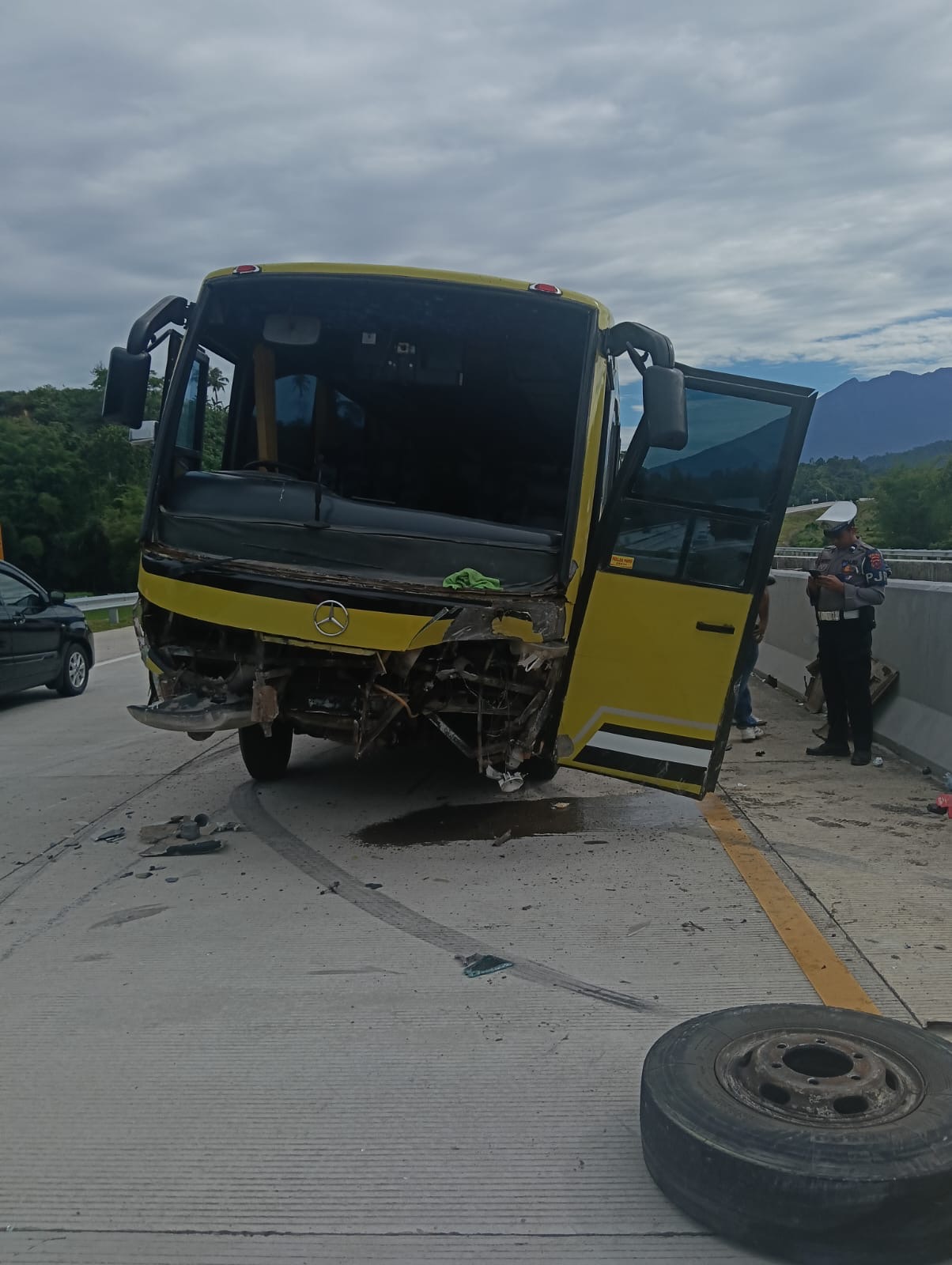 bus-pariwisata-hilang-kendali-di-tol-padang-sicincin,-penumpang-selamat,-tapi-2-luka-ringan
