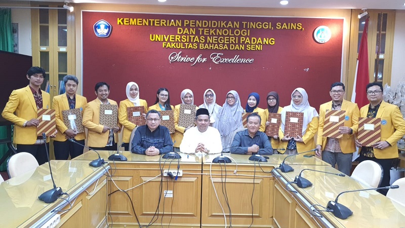 dekan-fbs-unp-serahkan-sk-100-persen-pada-dosen-yang-diangkat-2024