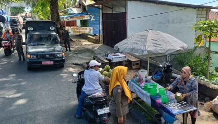 Satpol PP Padang Giat Tertibkan PKL di Koto Tangah