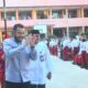 progul-padang-juara,-wako-fadly-amran-serahkan-seragam-sekolah-dan-lks-gratis-pada-siswa-sd-dan-smp