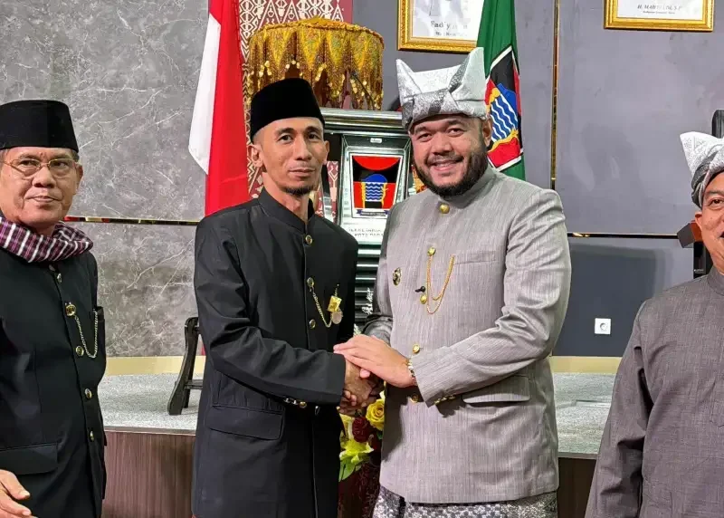 kepala-unit-komunikasi-&-kesekretariatan-pt-semen-padang-terima-pin-emas-dari-pemko-padang