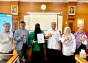 Sukses Pertahankan Tesis ‘Tindak Tutur Bahasa Sugesti’ Sisca Oktri Santi Raih Gelar Magister Linguistik