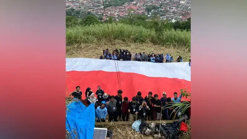 untuk-ke-9-kalinya,-sispala-boostra-sman-2-kembali-kibarkan-bendera-raksasa-di-puncak-bukit-tui
