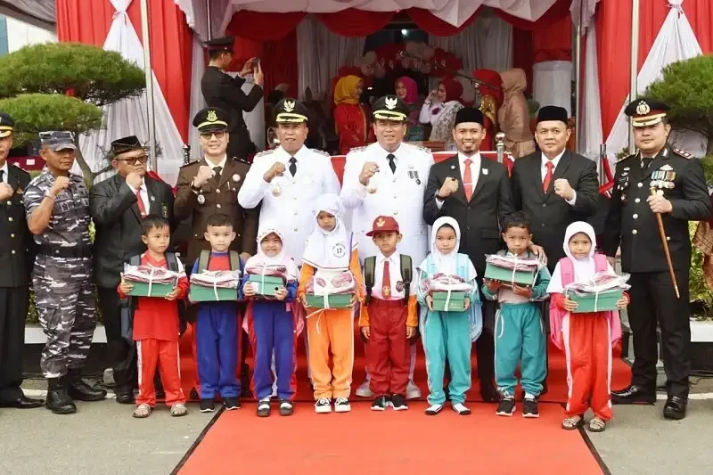 pemko-pariaman-mulai-bagikan-seragam-gratis-untuk-murid-baru-sd-negeri