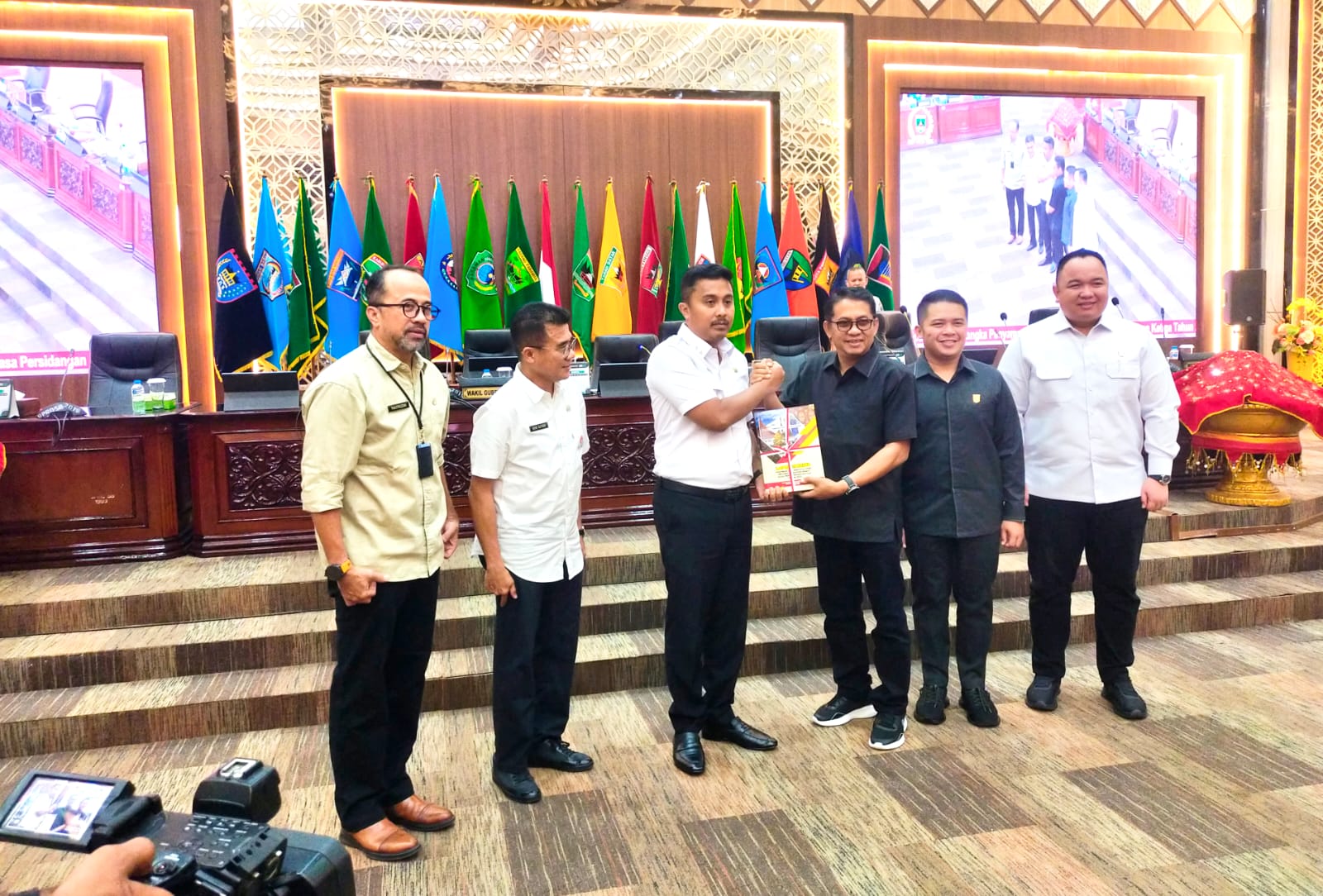 anggota-dprd-sumbar-sampaikan-hasil-reses-dan-laporan-kinerja-di-rapat-paripurna