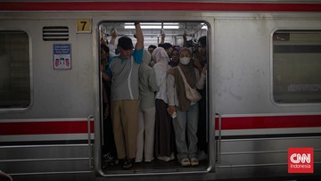 massa-berkerumun,-krl-angke-dan-bekasi-tak-setop-di-stasiun-karet