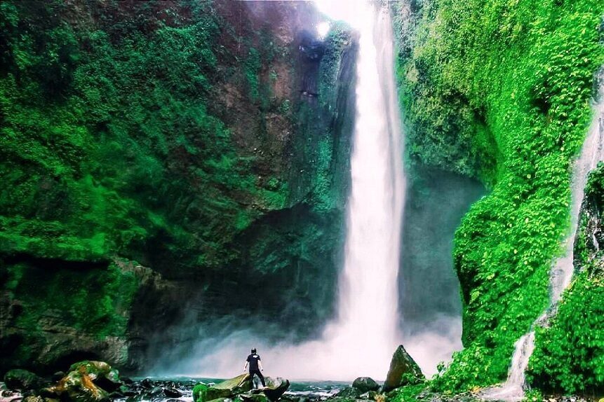 pesona-air-terjun-tersembunyi-di-sumatera-barat