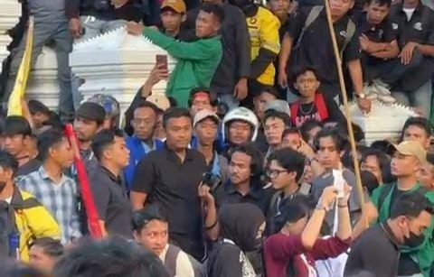 aksi-ribuan-pendemo-di-dprd-sumbar-berlangsung-damai,-wagub-vasko-apresiasi 