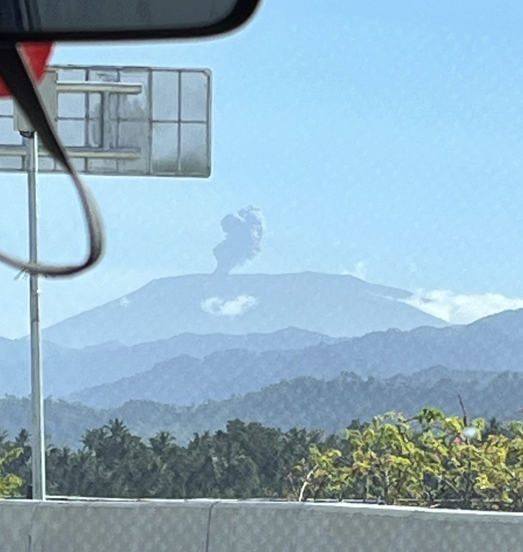 gunung-marapi-‘batuk’ lagi,-kepulan-abu-masih-terlihat-di-puncak 
