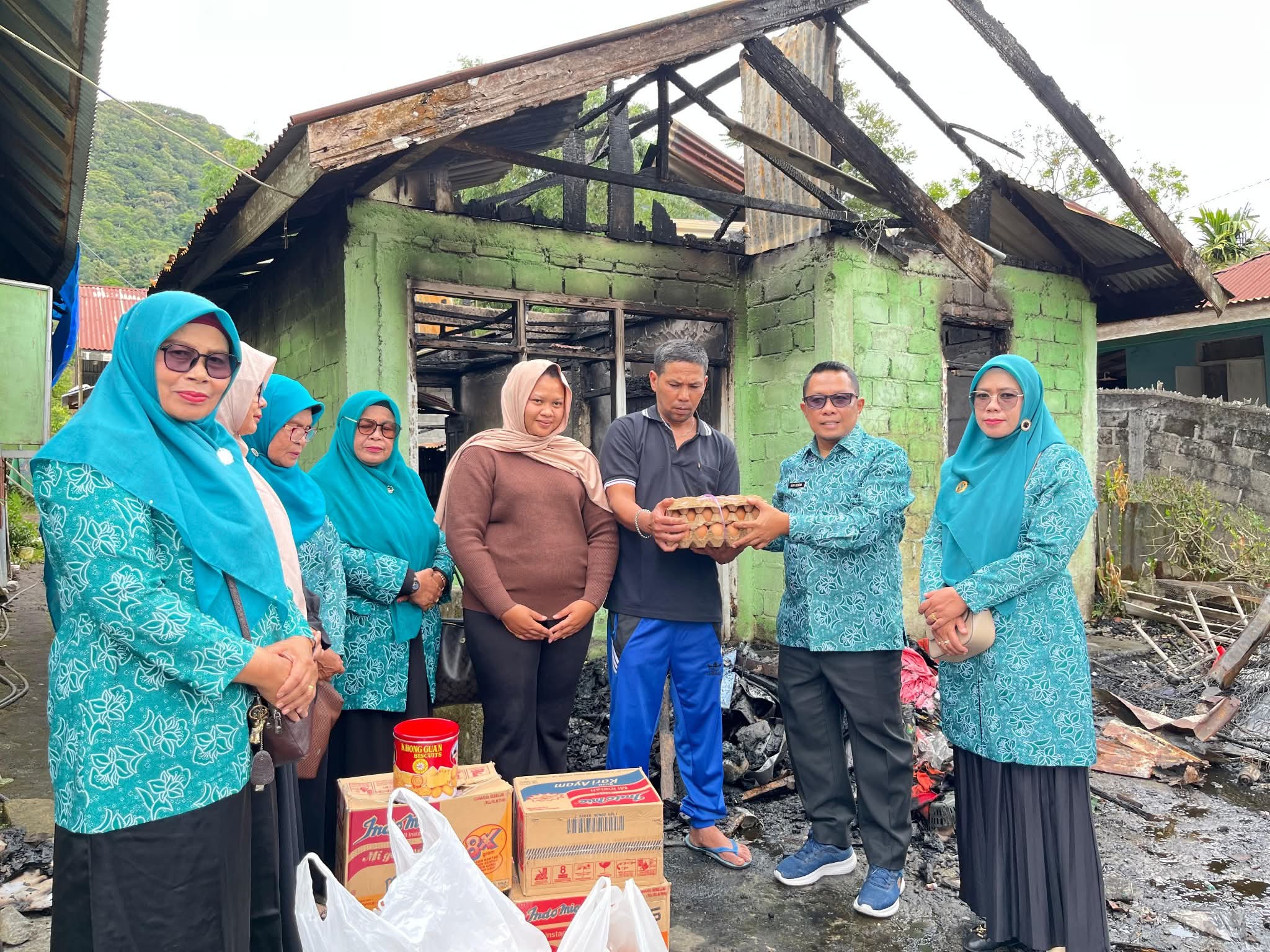 tp-pkk-padang-panjang-peduli,-salurkan-bantuan-untuk-keluarga-korban-kebakaran-di-kebun-sikolos