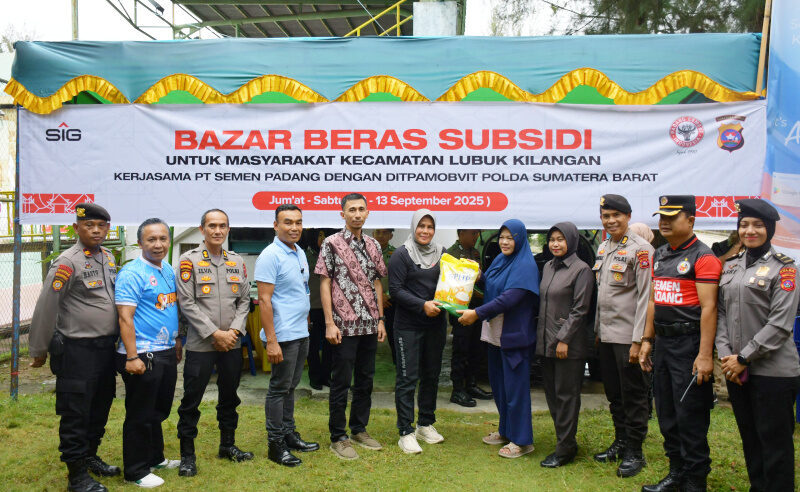 pt-semen-padang-gandeng-polda-sumbar-salurkan-2,5-ton-beras-subsidi-untuk-warga-lubuk-kilangan