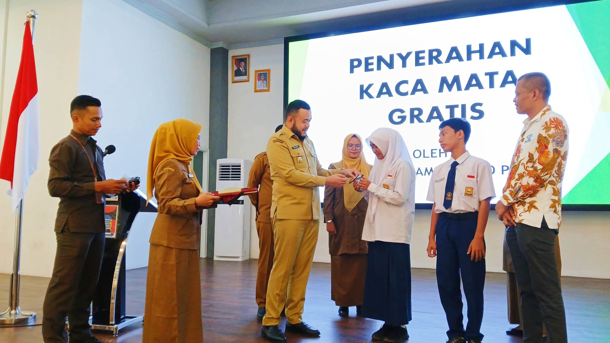 dapat-kacamata-gratis,-penglihatan-siti-maula-kembali-terang