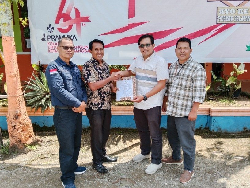 resmi,-bawaslu-pessel-terima-sk-saka-adhyasta-pemilu-dari-kwarcab-0301-pramuka-pessel