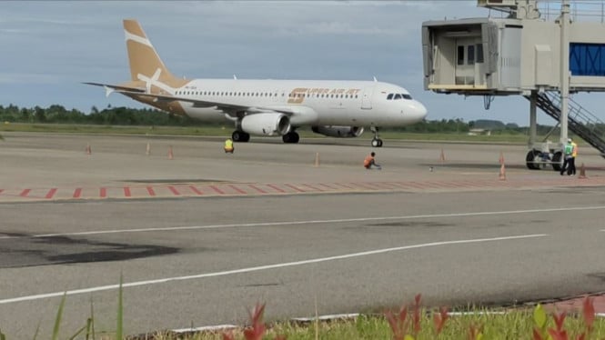 pesawat-super-air-jet-rute-padang-jakarta-mendarat-darurat-di-palembang,-ini-penyebabnya