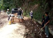 Warga Gobah Gotong Royong Perbaiki Jalan Terban Sebelum Bantuan
