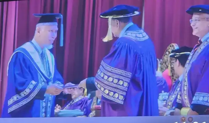 gubernur-mahyeldi-resmi-diwisuda-magister-manajemen-di-unishams-malaysia