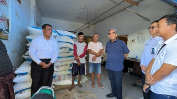 ketua-mpr-dan-mentan-sidak-kios-pupuk-subsidi,-pastikan-harga-turun
