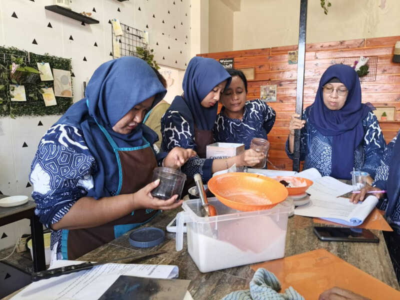 pt-semen-padang-dukung-pelatihan-tata-boga-untuk-warga-teluk-bayur,-dorong-kemandirian-ekonomi-keluarga-kurang-mampu