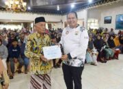 Walikota Pariaman Serahkan BLTS Kesra, Masyarakat Tersenyum