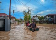 Padang Diterjang Banjir, Warga Mengungsi, Korban Berjatuhan