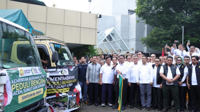 mentan-amran-lepas-207-truk-bantuan-bencana-banjir-sumatera