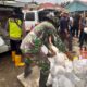 andre-rosiade-serahkan-250-paket-sembako-untuk-korban-galodo-di-malalak