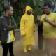 di-tengah-hujan-deras,-zigo-rolanda-pantau-pengerjaan-normalisasi-sungai-gunung-nago