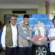 mendagri-tito-karnavian-serahkan-bantuan-untuk-warga-terdampak-bencana-di-sumbar