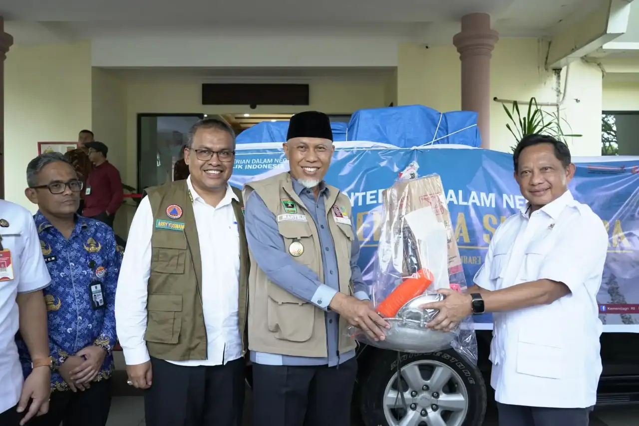 mendagri-tito-karnavian-serahkan-bantuan-untuk-warga-terdampak-bencana-di-sumbar