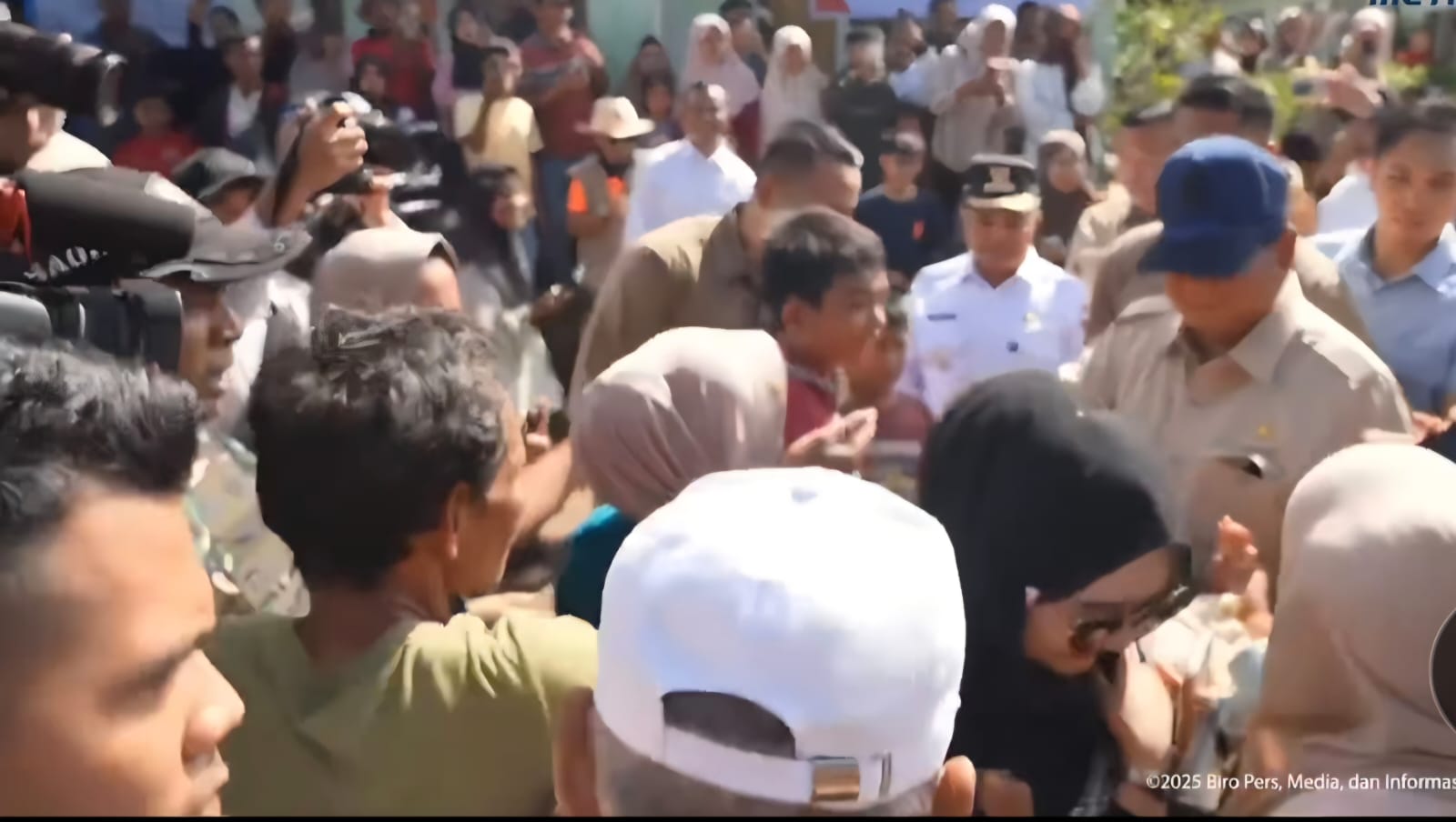anak-anak-korban-banjir-bandang-palembayan-berebut-salami-prabowo