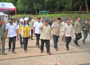 Prabowo Sambangi Korban Bencana Sumbar, Ulurkan Tangan