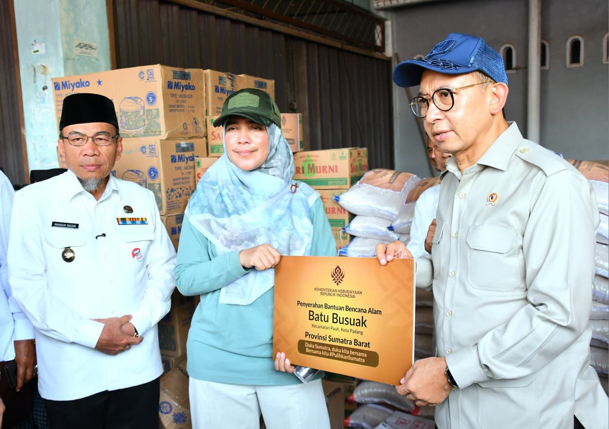 wawako-maigus-nasir-dampingi-fadli-zon-serahkan-bantuan-bencana-di-batu-busuk