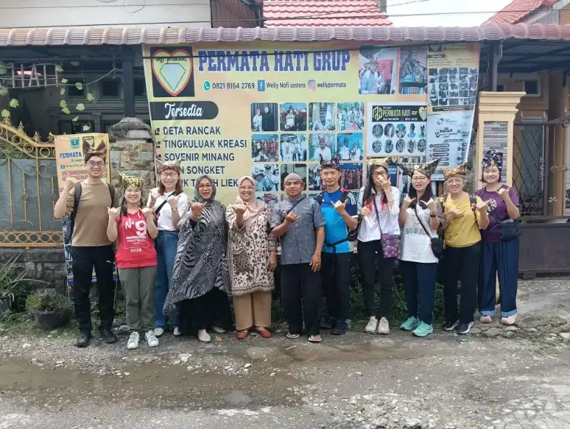 10-orang-turis-dari-hongkong-belajar-membuat-deta-dan-bermain-musik-di-galeri-permata-hati-grup