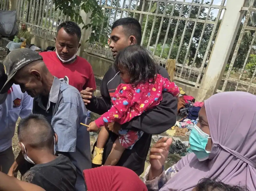anak-anak-tamiang-menyapa-di-tepi-jalan-;-fana-kelas-enam-pak,-adik-baru-kelas-empat!