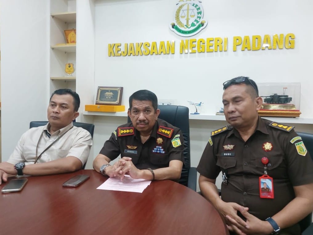 kado-akhir-tahun-penegakan-hukum,-kejari-padang-tetapkan-anggota-dprd-sumbar-tersangka-dugaan-korupsi-kredit-modal-kerja