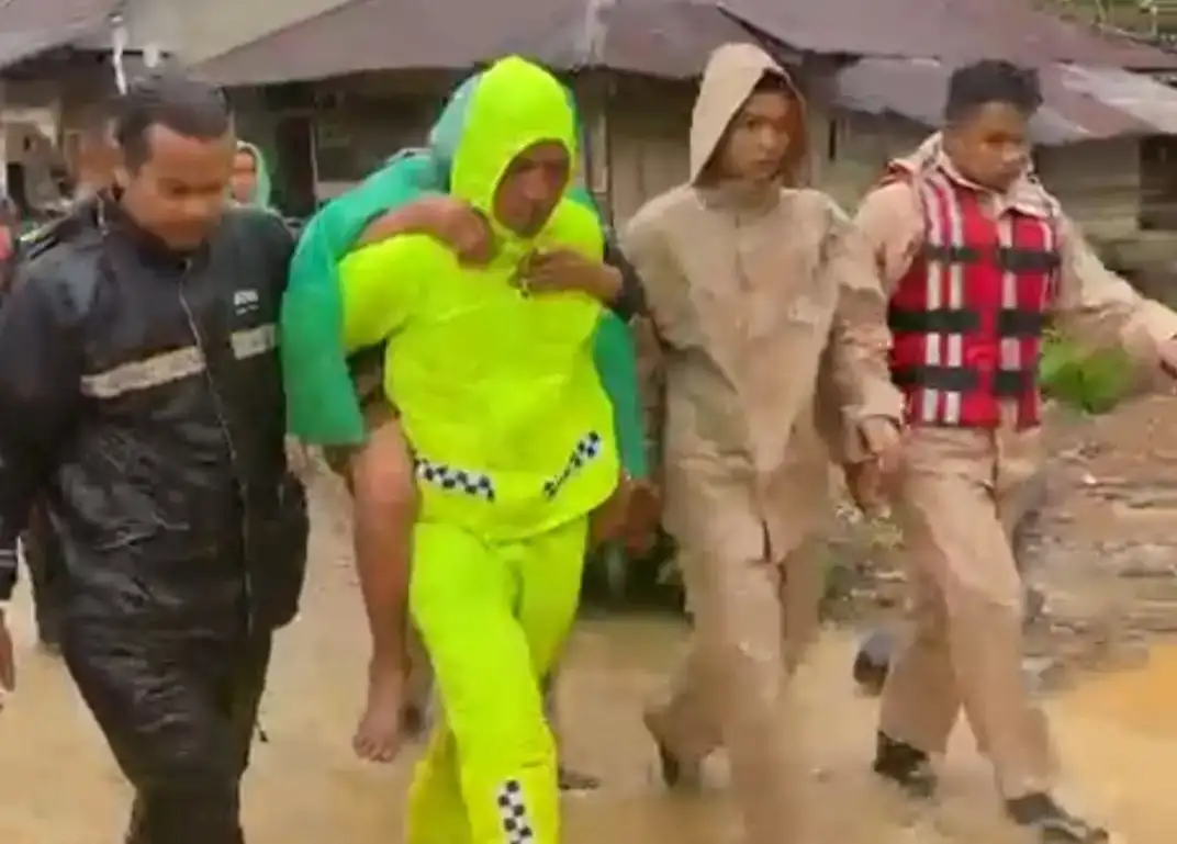 puluhan-warga-pasar-lalang-gowo-termasuk-lansia-dievakuasi-polisi-akibat-banjir-sungai-batang-kuranji