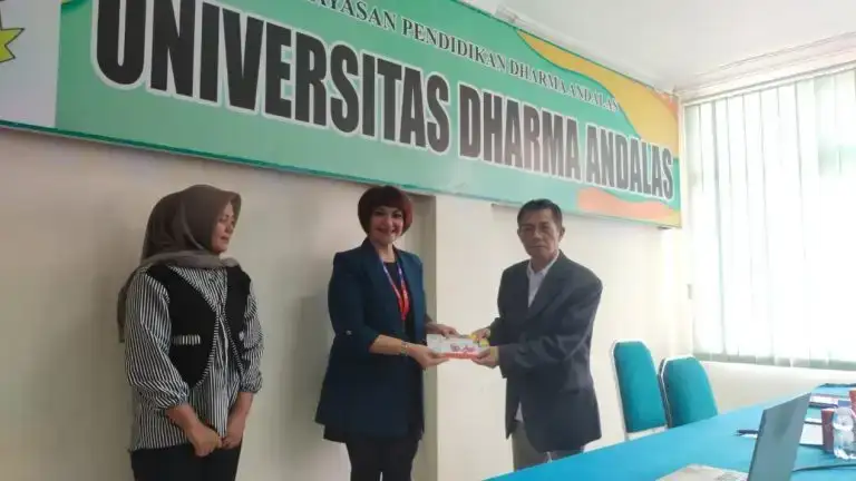 unidha-serahkan-buku-tabungan-kartu-indonesia-pintar-kuliah-(kip-k)-tahun-2026-kepada-mahasiswa