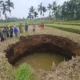Sinkhole di kawasan persawahan Jorong Tepi, Nagari Situjuah Batua, Kabupaten Lima Puluh Kota, Sumatera Barat.