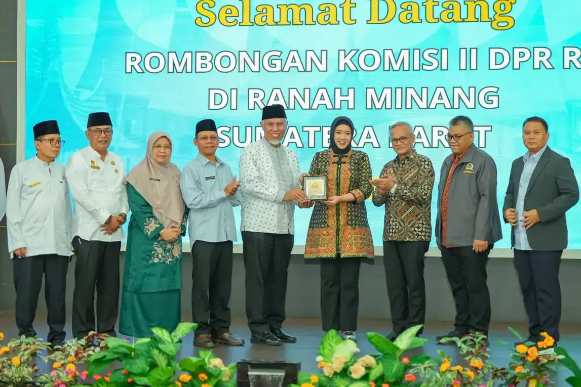 gubernur-mahyeldi-minta-dukungan-komisi-ii-dpr-ri-untuk-percepatan-pendistribusian-dana-tkd-sumbar
