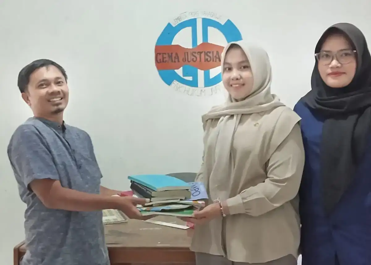 komunitas-padang-kuno-sedekah-buku-untuk-lpm-gema-justisia-fh-unand