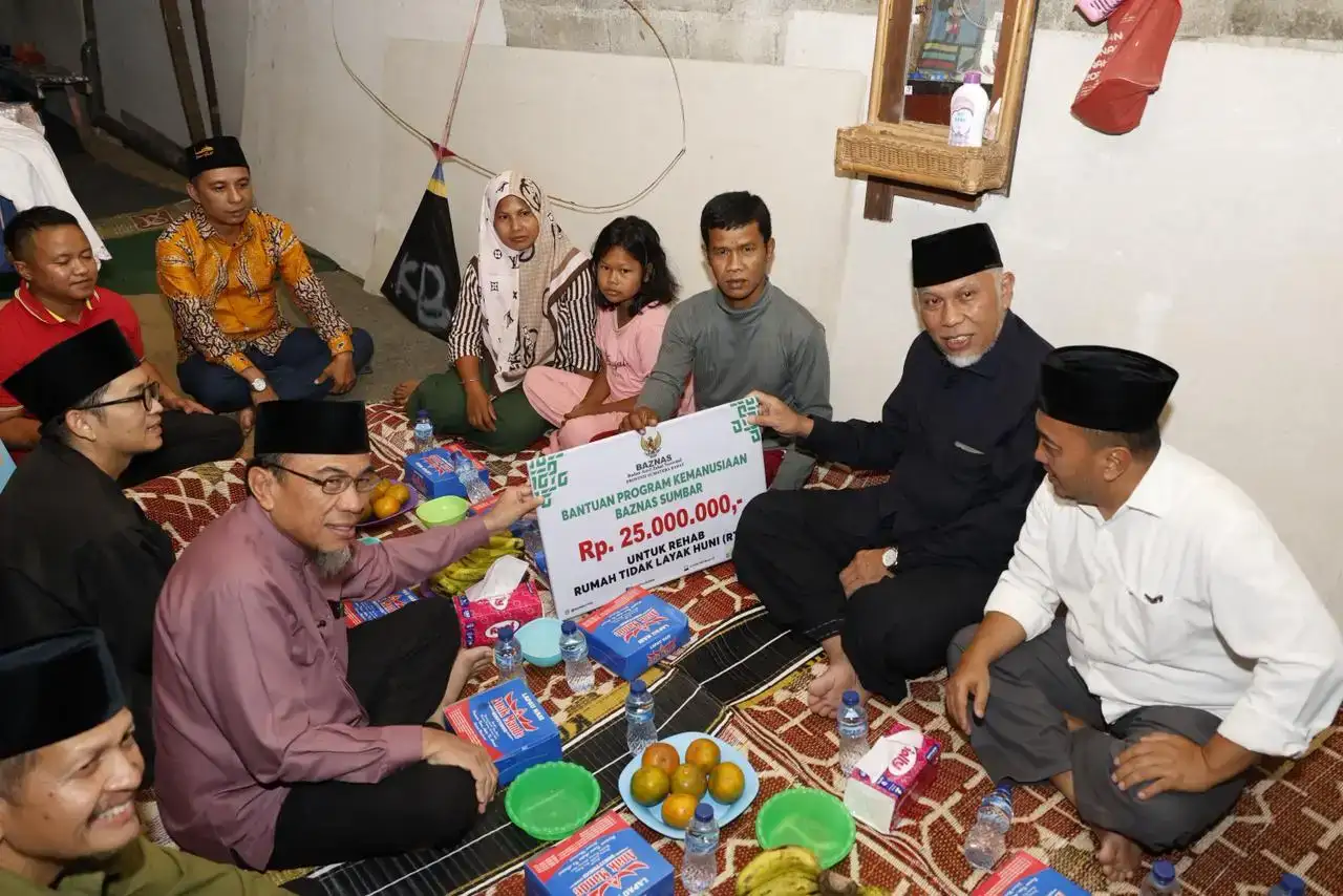 gubernur-mahyeldi-serahkan-bantuan-bedah-rumah-untuk-warga-koto-tangah-padang