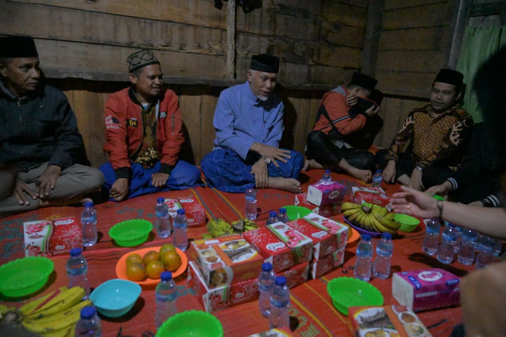 sahur-bersama-warga,-gubernur-mahyeldi-serahkan-bantuan-bedah-rumah-di-pasaman